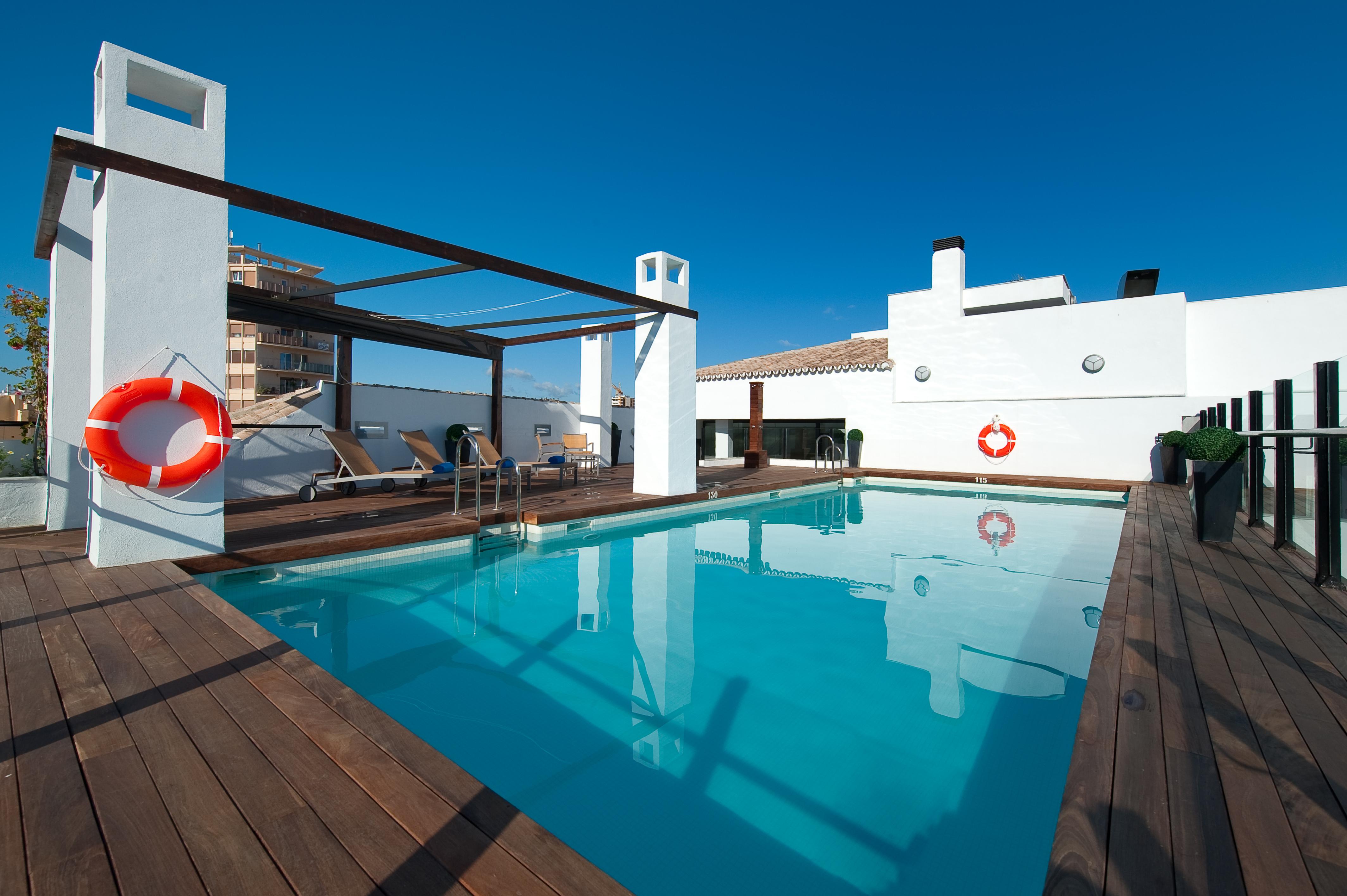 Vincci Seleccion Posada Del Patio Malaga Exterior photo Rooftop pool at Hotel El Ducado