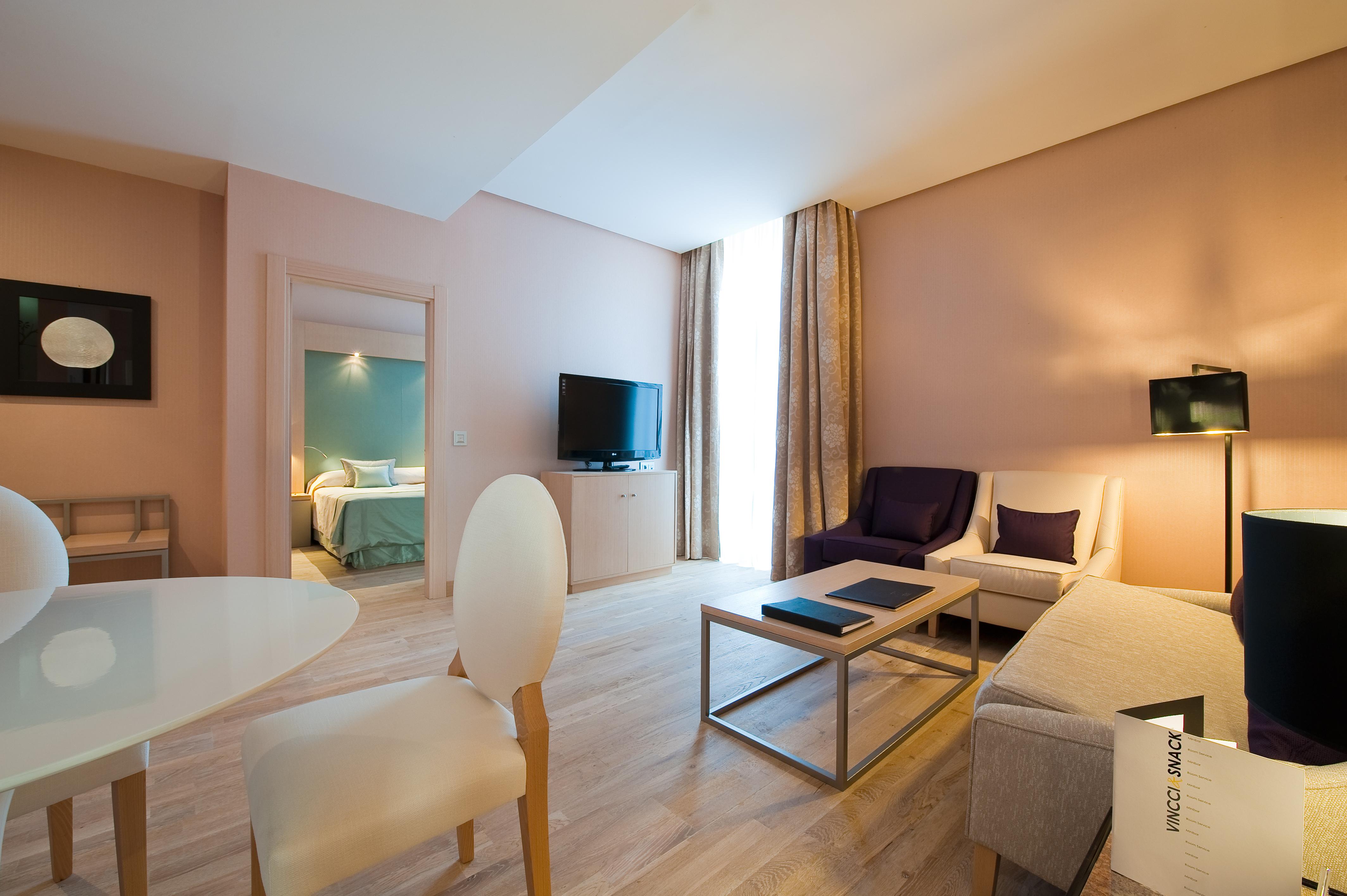 Vincci Seleccion Posada Del Patio Malaga Exterior photo A typical hotel suite